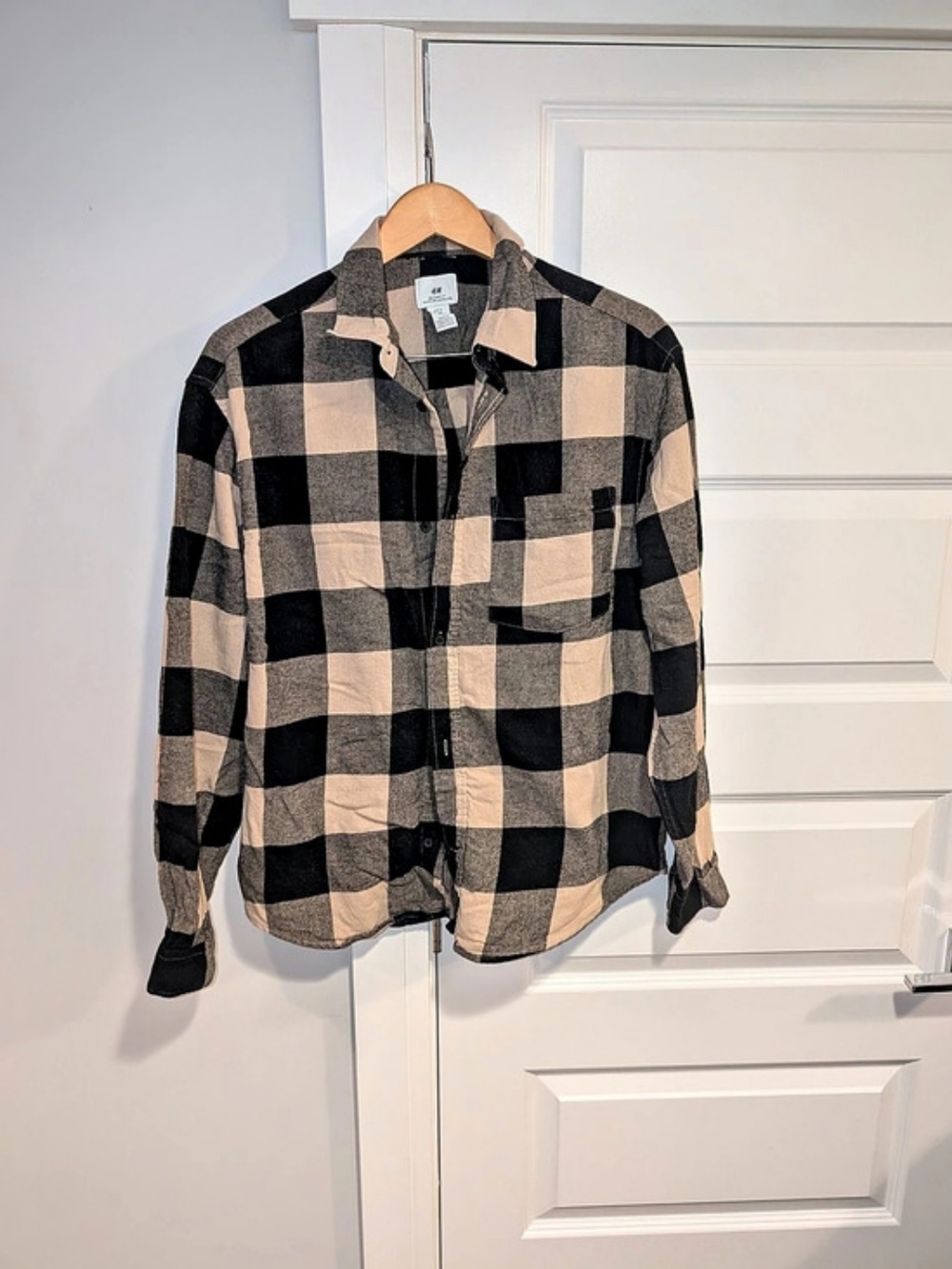 H&M Relaxed Fit Flannel Shirt in Black & Beige Size Medium